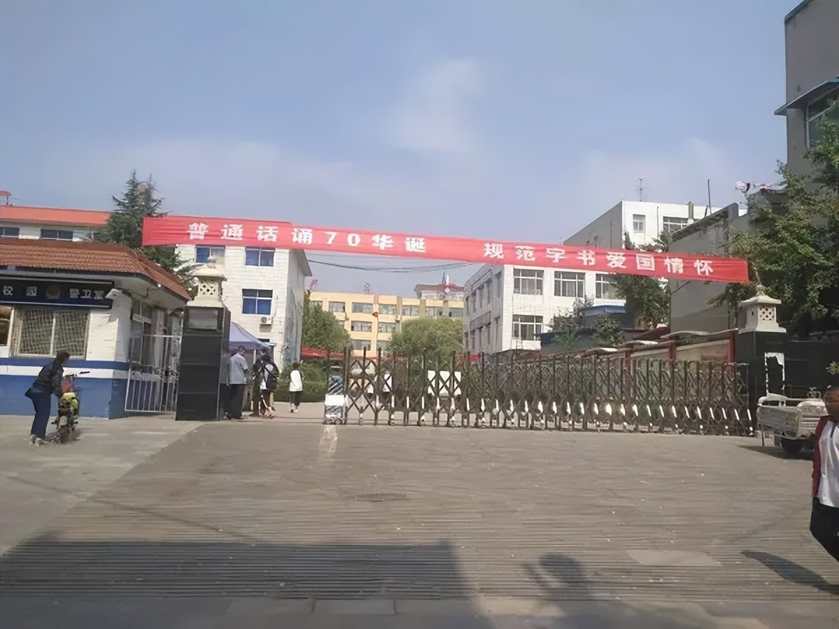 5,清苑中学创建于1953年,是一所发展较快的省示范性重点高中.